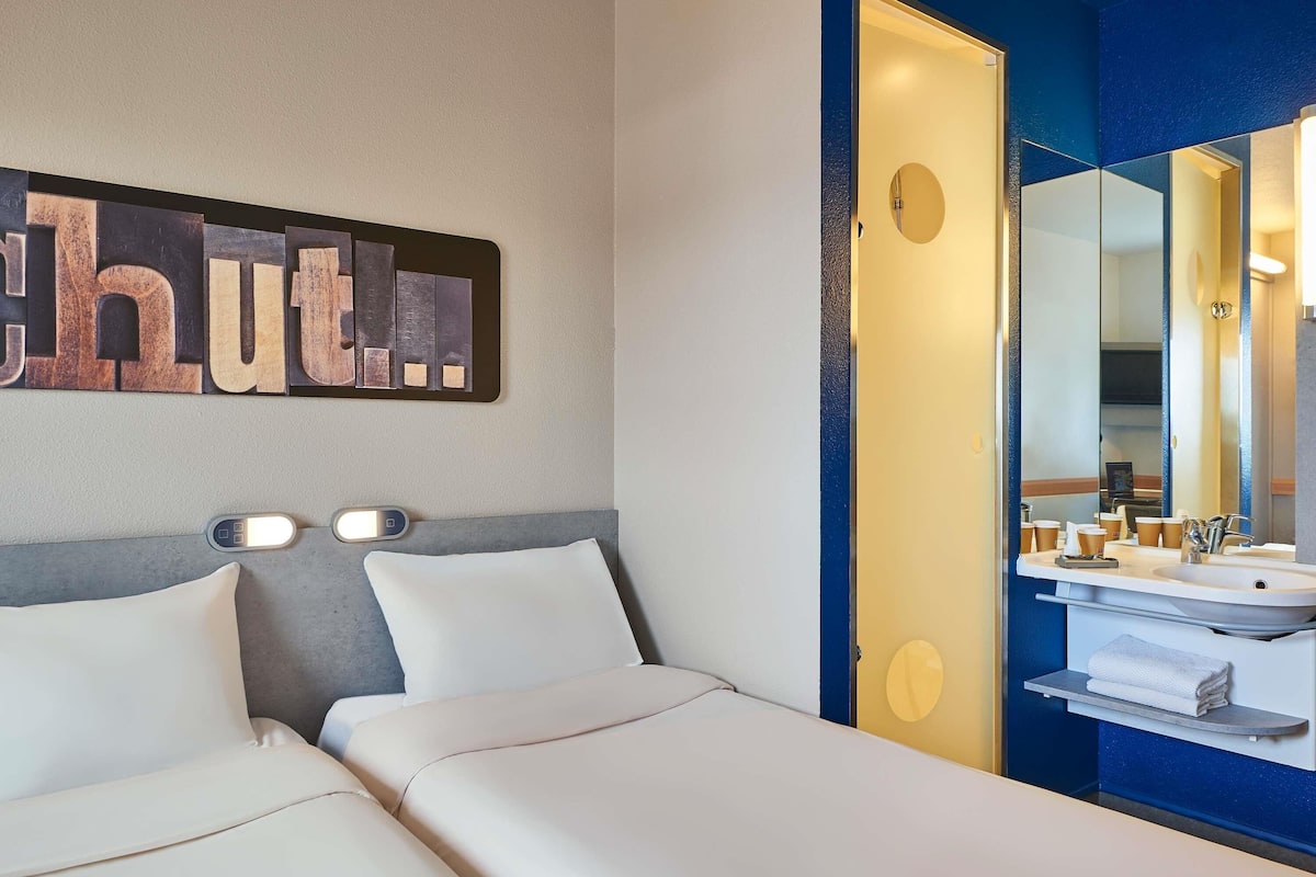 Quarto duplo, 2 camas de solteiro | Escrivaninha, quartos à prova de som, Wi-Fi de cortesia, roupa de cama