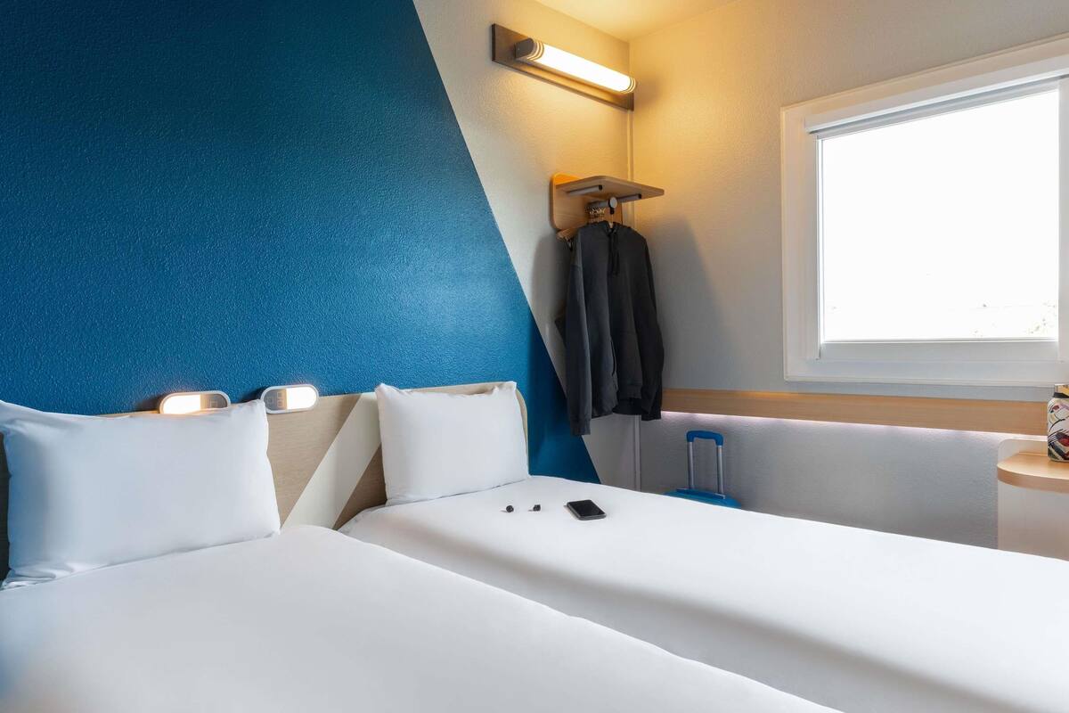 Twin Room, 2 Twin Beds | Desk, soundproofing, WiFi (free), bed sheets