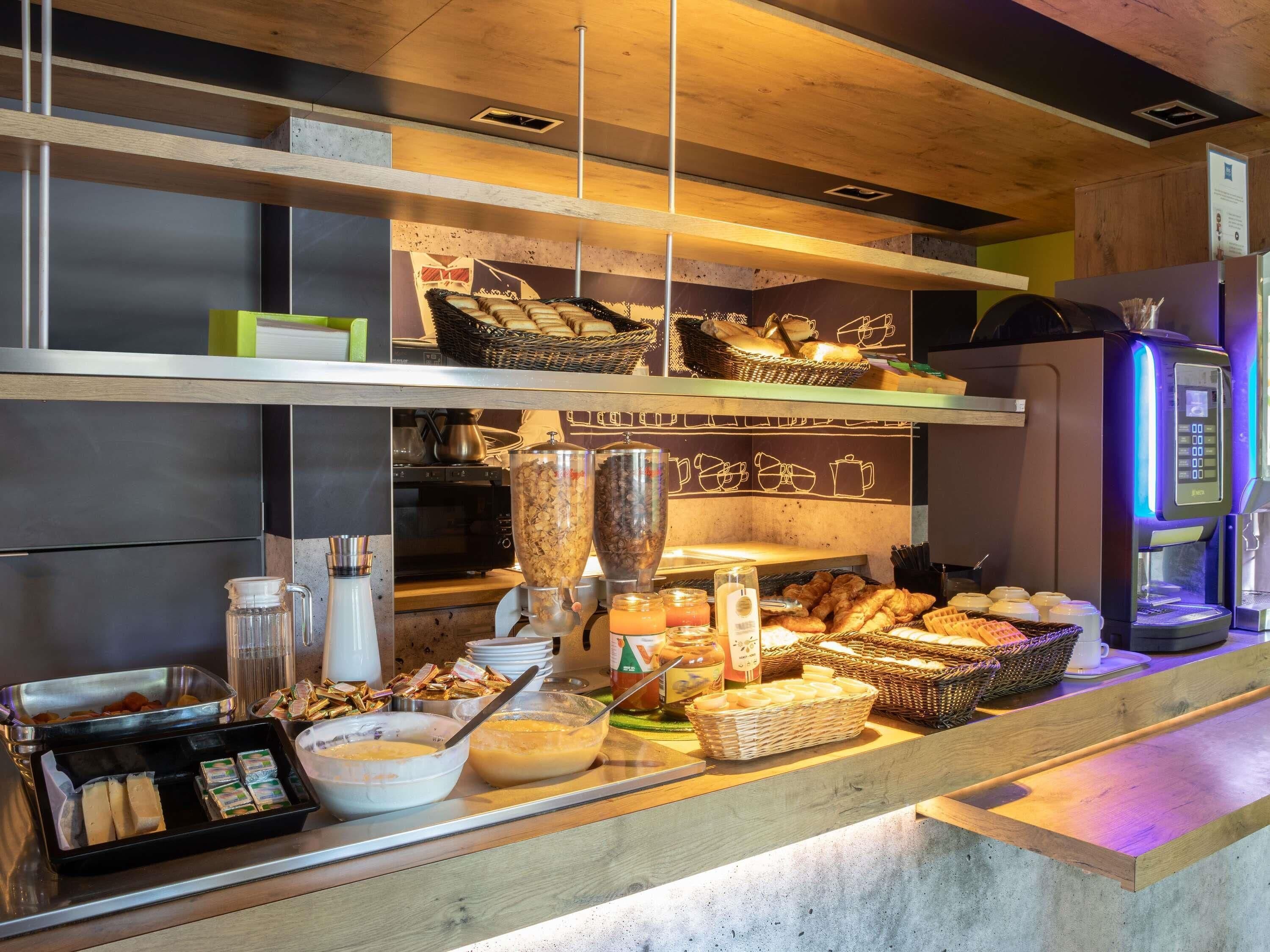 Ein reichhaltiges Buffet mit verschiedenen Speisen und einer Kaffeemaschine.