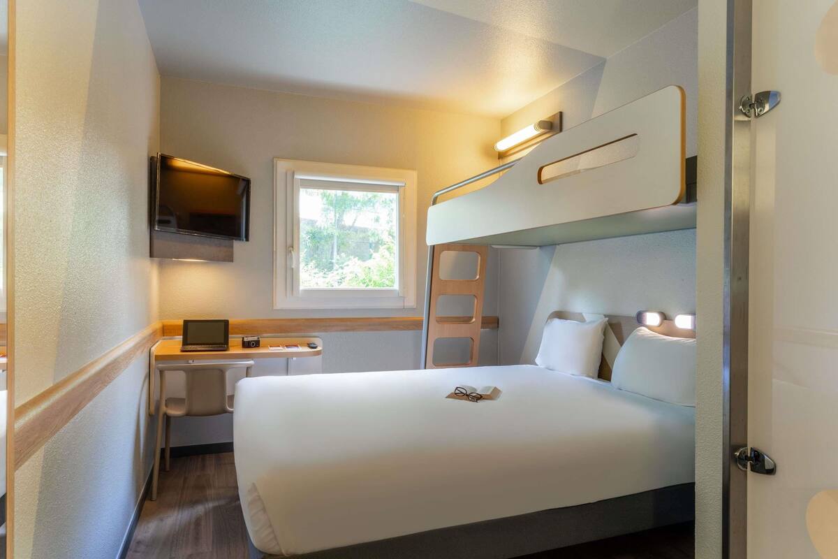 Triple Room, Multiple Beds | Desk, soundproofing, WiFi (free), bed sheets