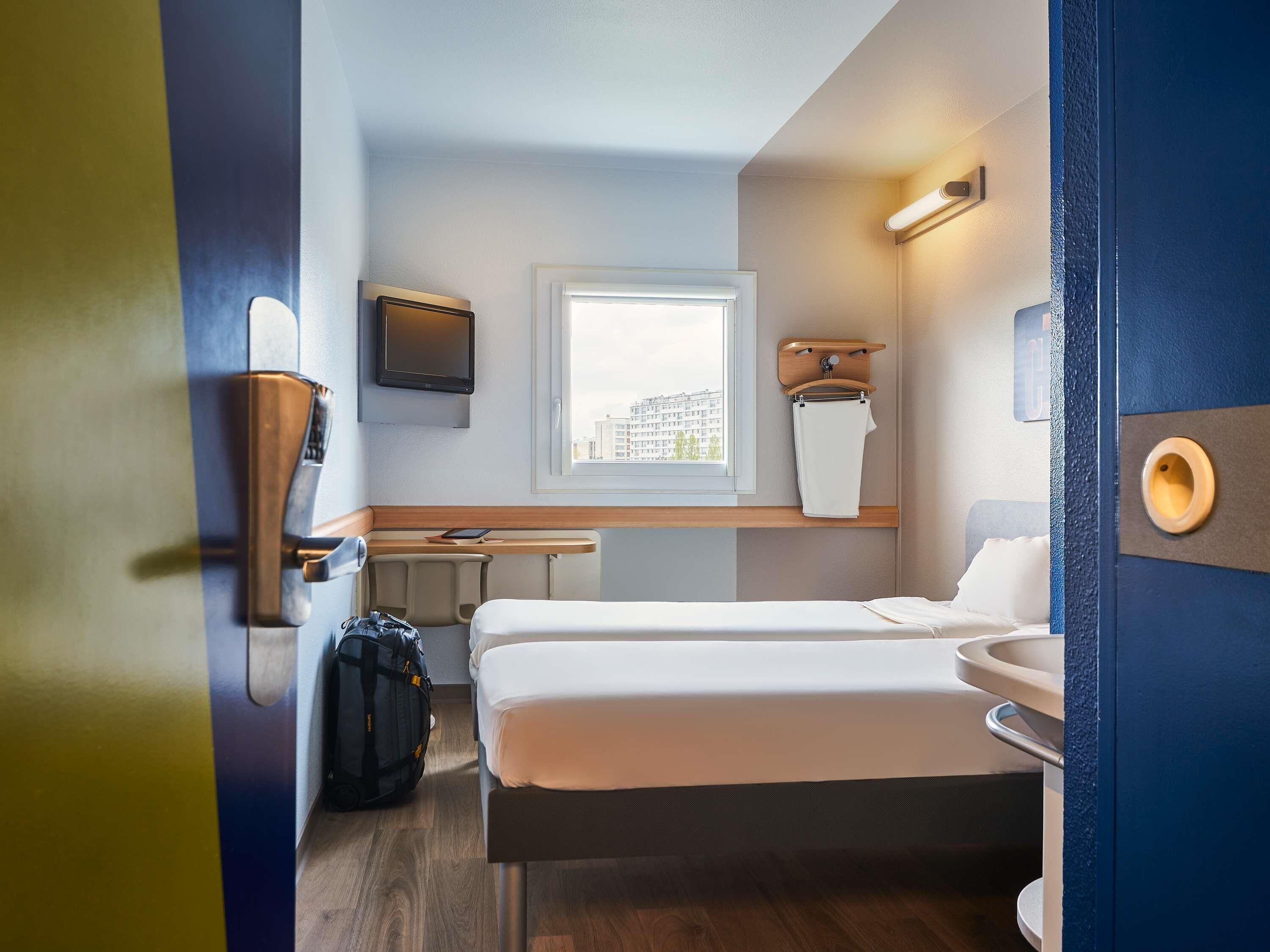 Habitación con 2 camas individuales, 2 camas individuales | Escritorio, sistema de insonorización, wifi gratis y ropa de cama