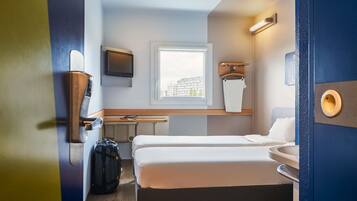 Desk, soundproofing, free WiFi, bed sheets