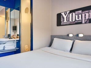 双人房 | 办公桌、隔音、免费 WiFi、床单