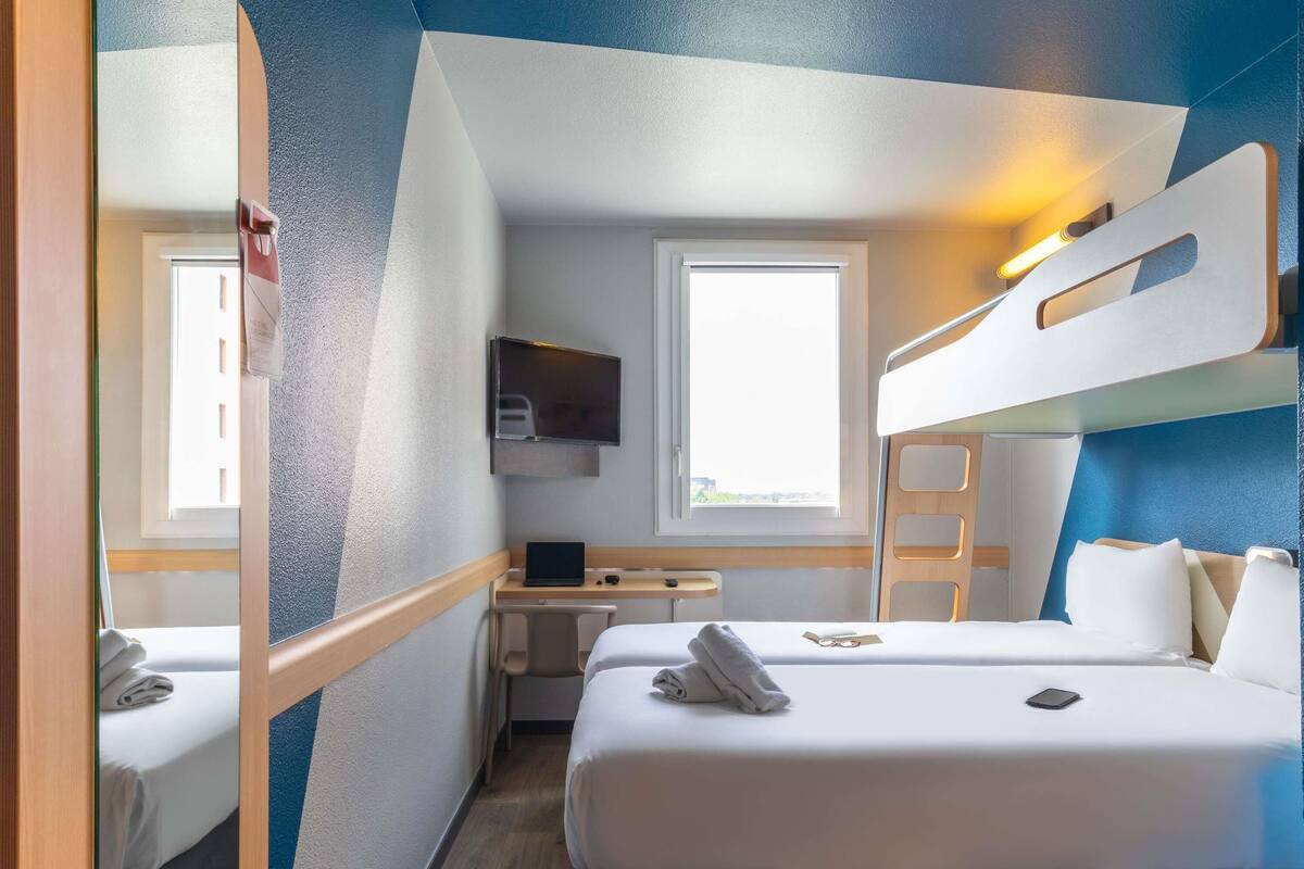 Standard Room, 3 Twin Beds | Desk, soundproofing, WiFi (free), bed sheets