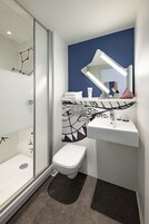 Ducha, artículos de tocador ecológicos, secador de pelo, toallas