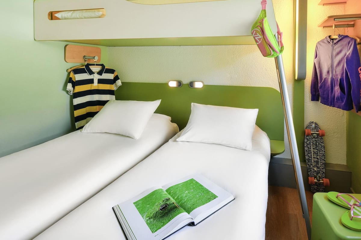 Chambre Triple, 3 lits une place | 1 chambre, bureau, chambres insonorisées, Wi-Fi gratuit