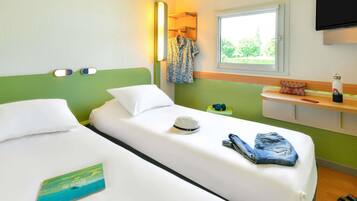 Room, 2 Twin Beds | 1 bedroom, desk, soundproofing, free WiFi