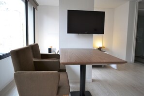 Design Studio | Living room | 32-inch LED TV with cable channels, TV, pay films - Departamentos Rondeau By Lugar (Córdoba)