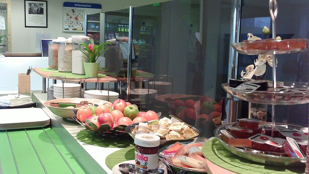 Una mesa de buffet con diversos alimentos y un letrero que dice 'Información'.