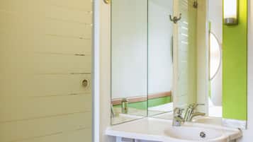 Douche, articles de toilette écologiques, serviettes fournies, savon