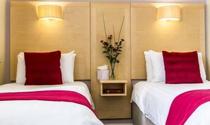 Twin Room | Blackout drapes, iron/ironing board, free WiFi, bed sheets - Cambridge Hotel Bradford Central (Bradford)