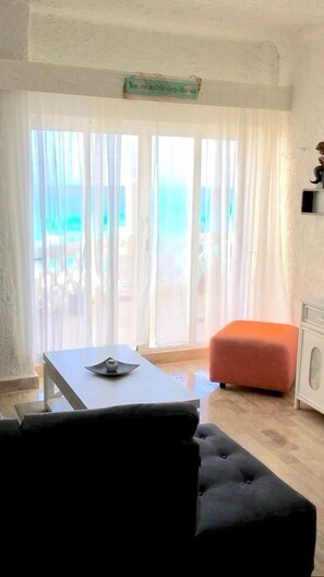 Familienapartment, Mehrere Betten, Strandblick | Wohnbereich | Flachbildfernseher