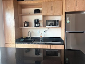 Premium Studio Suite, 2 Queen Beds, Beach View, Beachside | Private kitchen | Fridge, microwave, stovetop, toaster