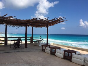 Beach bar - Cancun Plaza Condo Mexico (Cancun)
