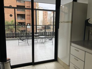 Frigobar, microondas, placa de cocina, cafetera/tetera