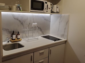 Estudio Deluxe | Cocina privada | Frigobar, microondas, parrilla de estufa y cafetera y tetera