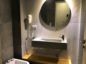 Deluxe Studio | Bathroom | Free toiletries, hair dryer, bidet, towels