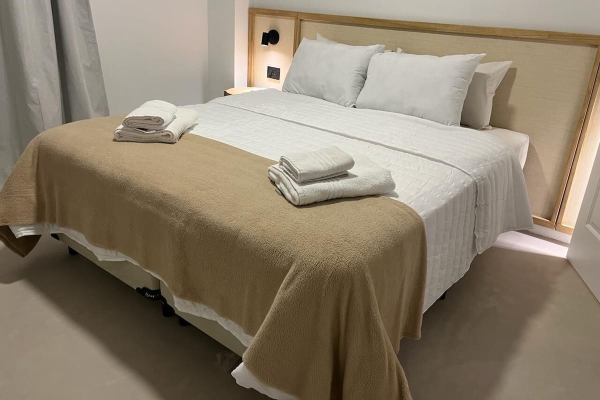 Apartament superior, 1 llit doble i sofà llit | 1 dormitori, roba de llit d'alta qualitat i caixa forta a l'habitació