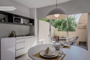 Frigobar, microondas, placa de cocina, cafetera/tetera