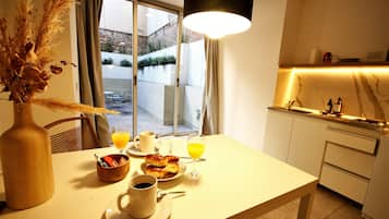 Signature Studio, Patio | Private kitchen | Mini-fridge, microwave, stovetop, coffee/tea maker