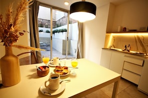 Estudio Prestigio, patio | Cocina privada | Frigobar, microondas, parrilla de estufa y cafetera y tetera