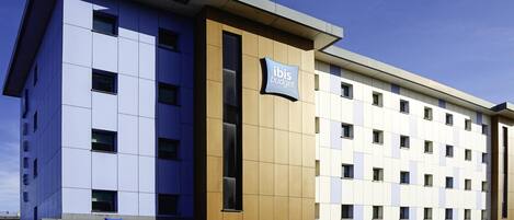 Desk, free cots/infant beds, free WiFi, bed sheets