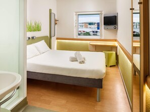 Een bureau, gratis babybedden, gratis wifi, beddengoed