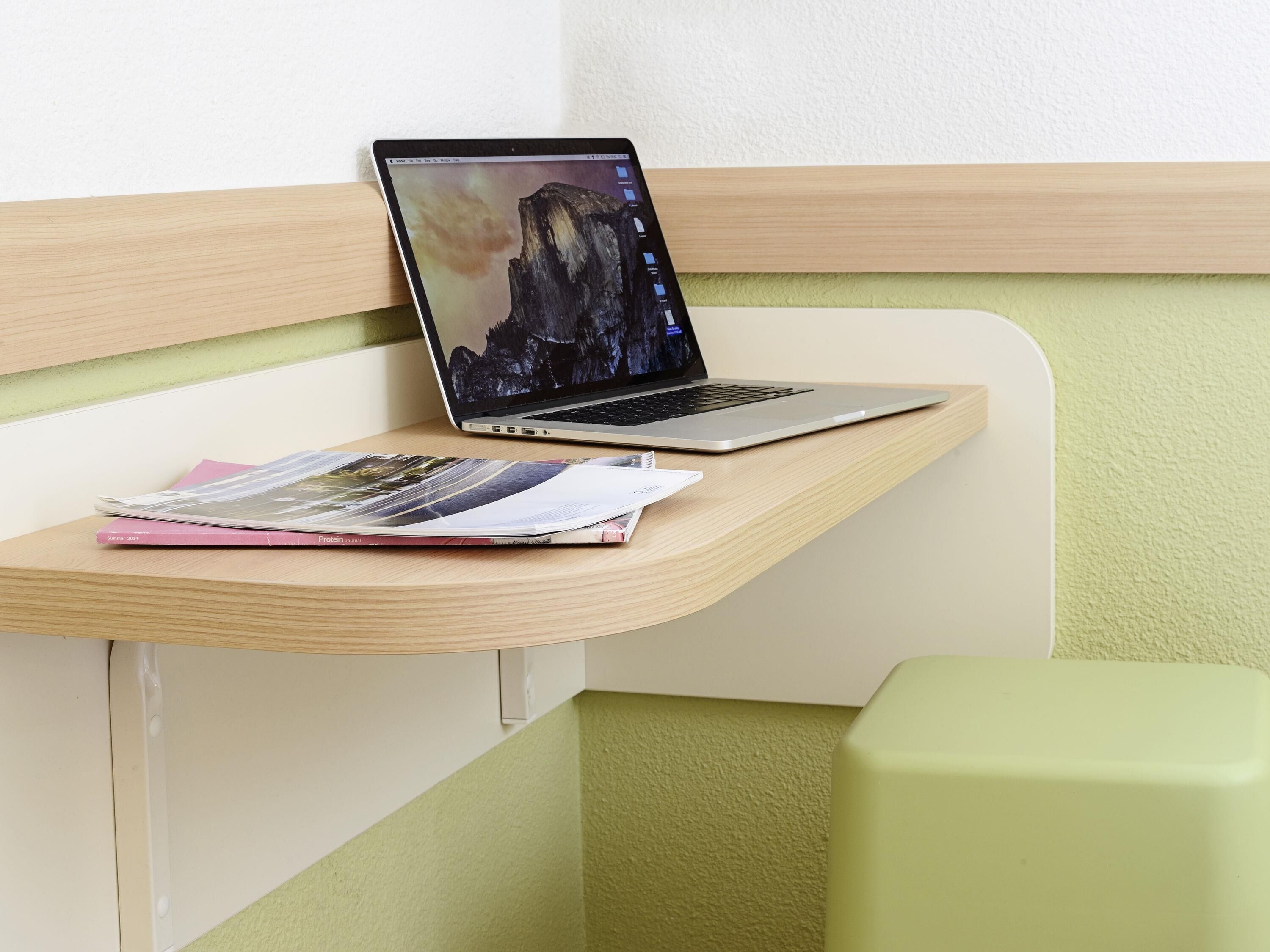 Een bureau, gratis babybedden, gratis wifi, beddengoed