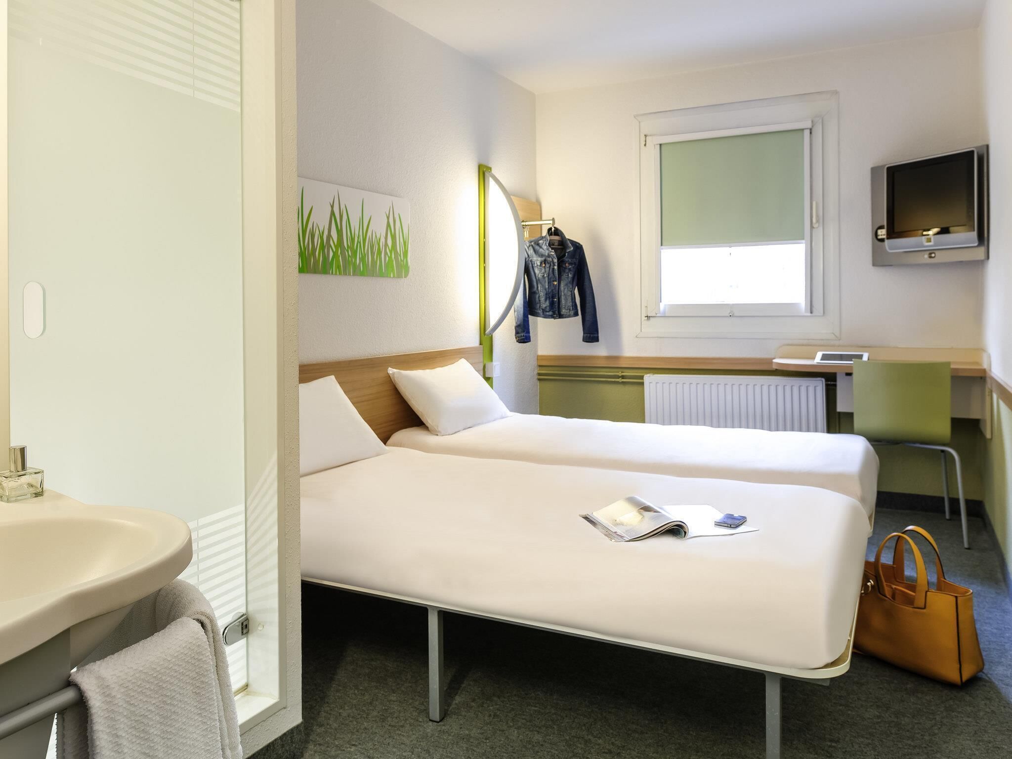 Quarto, 2 camas de solteiro | Escrivaninha, berços grátis, Wi-Fi de cortesia, roupa de cama