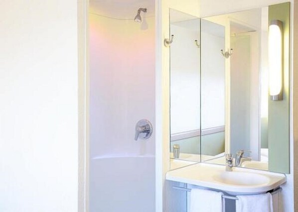 Shower, eco-friendly toiletries, towels - ibis budget Portsmouth (Portsmouth)