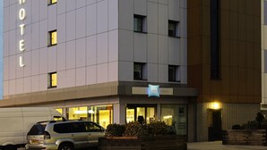 Un moderno edificio de hotel con un cartel que indica que pertenece a la cadena ibis budget.