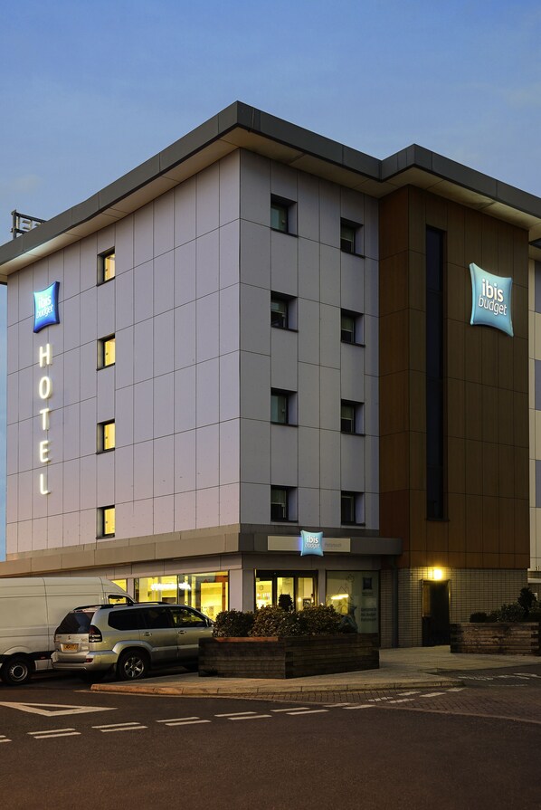 Fachada da propriedade à noite