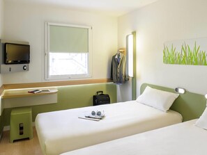 Quarto duplo, 2 camas de solteiro | Escrivaninha, Wi-Fi de cortesia, roupa de cama
