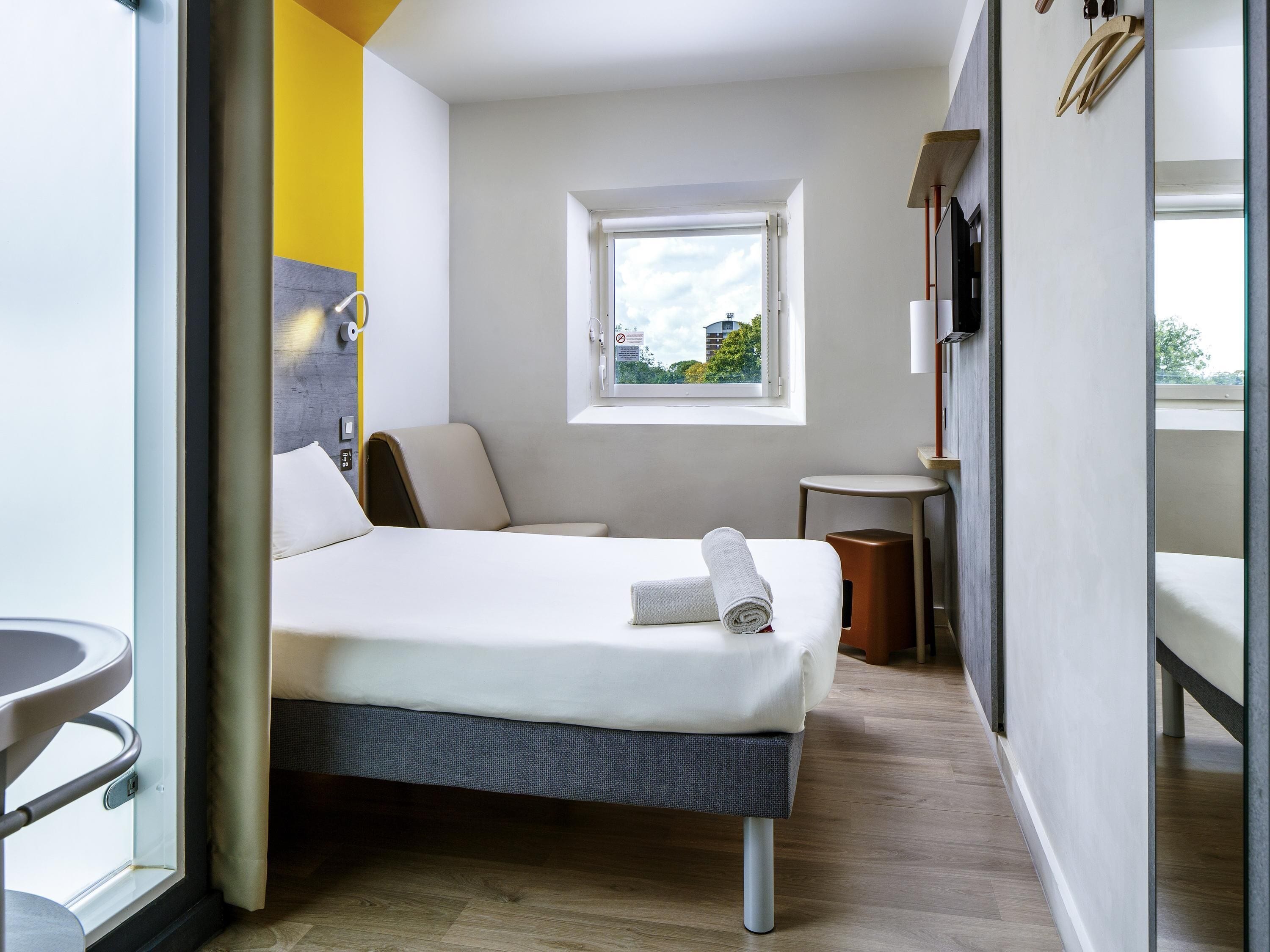 Desk, free WiFi, bed sheets