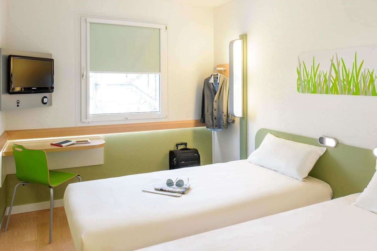 Twin Room, 2 Twin Beds | Desk, free WiFi, bed sheets