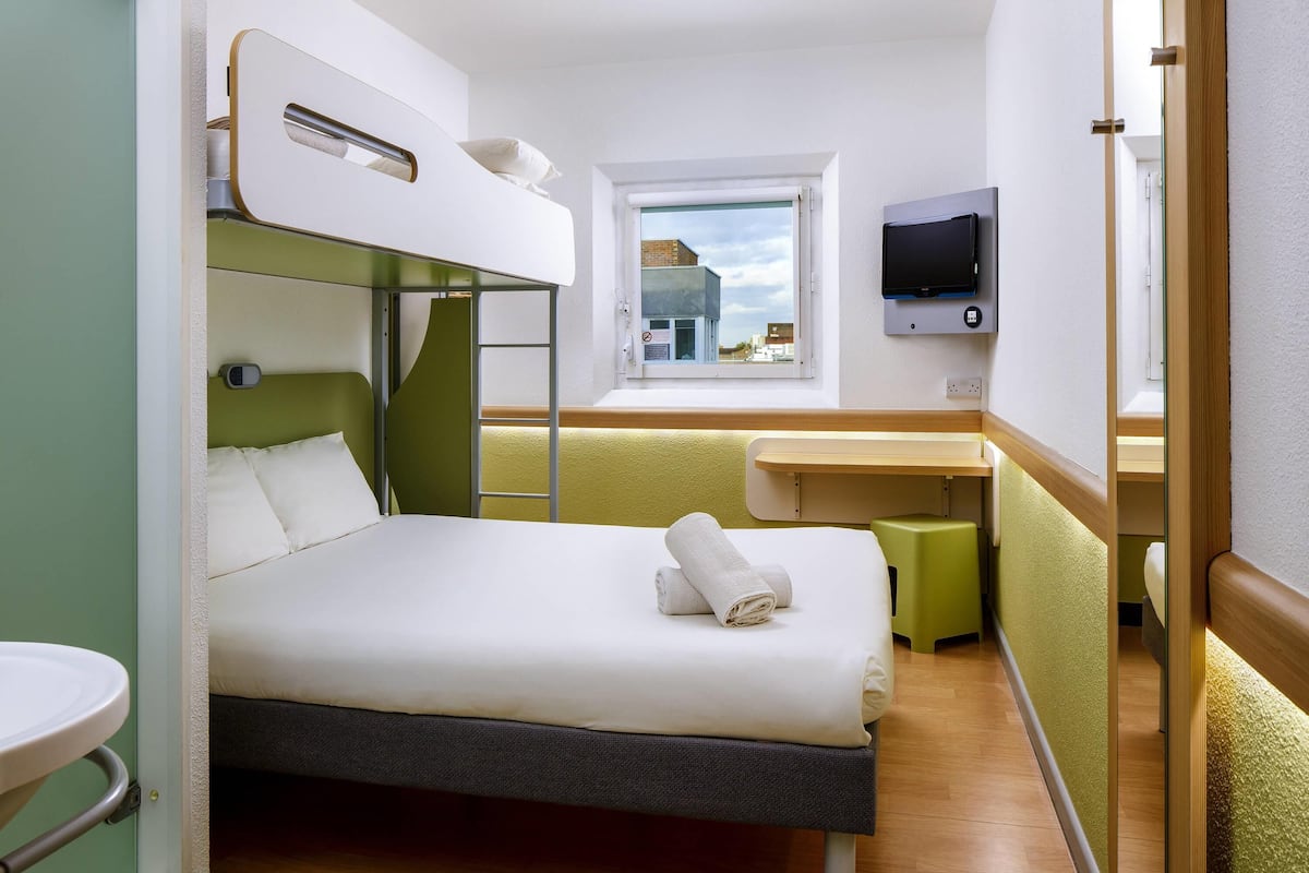 Una scrivania, Wi-Fi gratuito, lenzuola