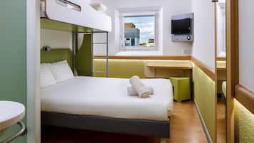 Escritorio, wifi gratis y ropa de cama