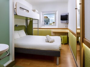 Escritorio, wifi gratis y ropa de cama 
