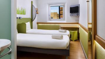 Escriptori, wifi gratuïta i roba de llit