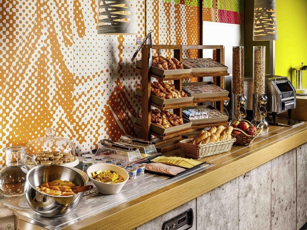 Se ofrece un desayuno continental (8.5 GBP por persona)