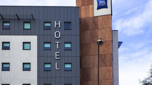 Un moderno edificio de hotel con un letrero que indica que es un hotel ibis budget.