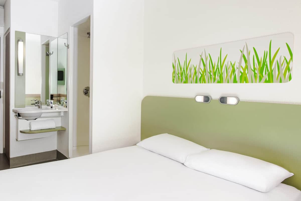 Habitación doble, 1 cama matrimonial | Escritorio, wifi gratis y ropa de cama