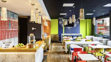 Café da manhã continental todos os dias mediante uma taxa