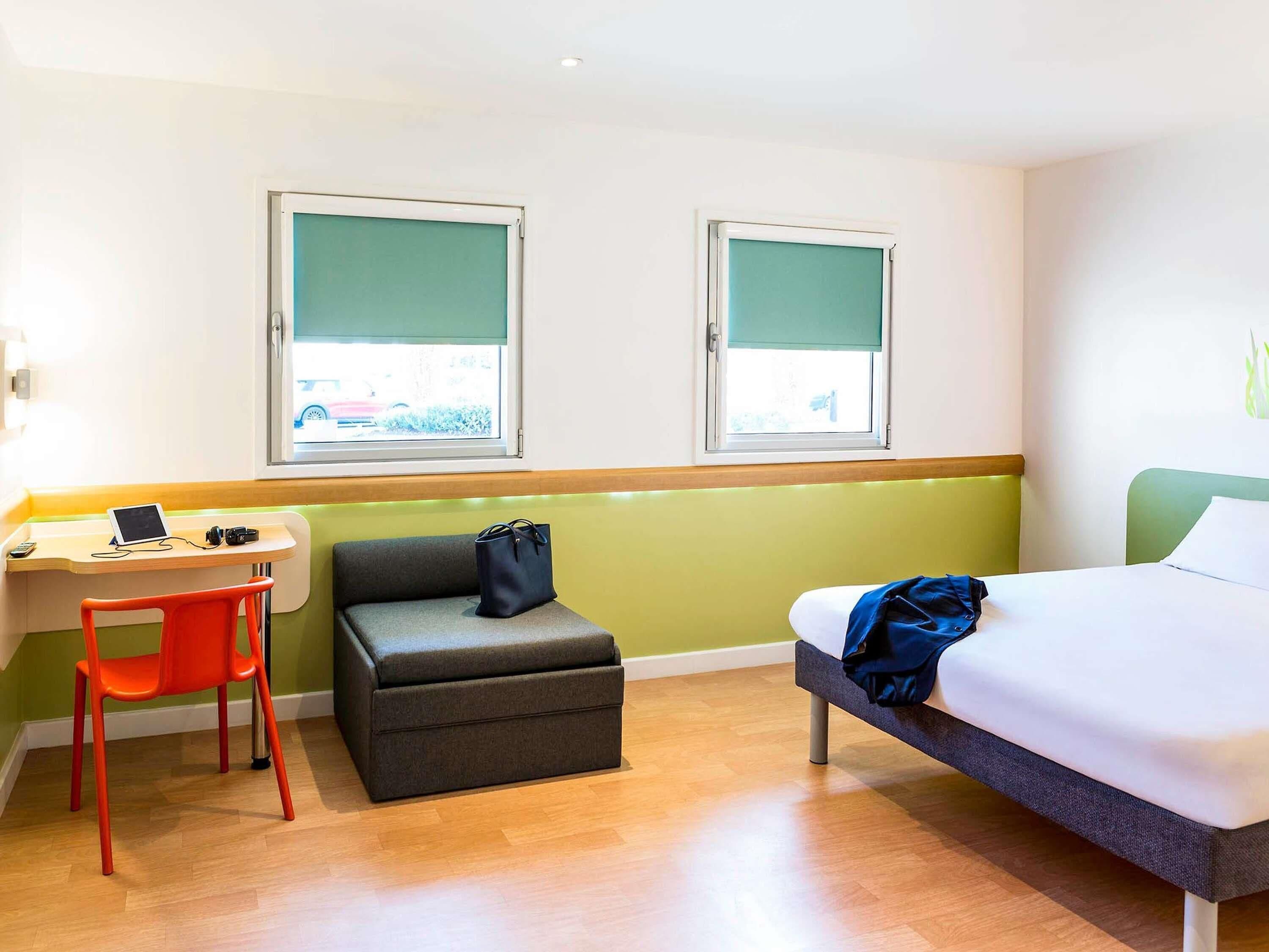 Superior Triple Room, Multiple Beds | Desk, cribs (free), WiFi (free), bed sheets