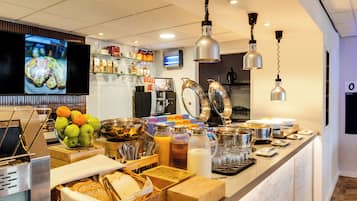 Se ofrece un desayuno bufé (9.90 GBP por persona)