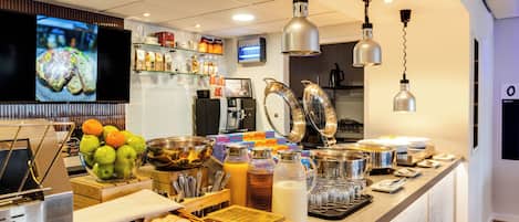 Petit déjeuner buffet (9.90 GBP par personne)