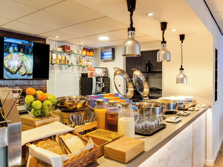 Daily buffet breakfast (GBP 10.90 per person)