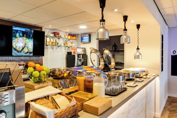 Daily buffet breakfast (GBP 9.90 per person)