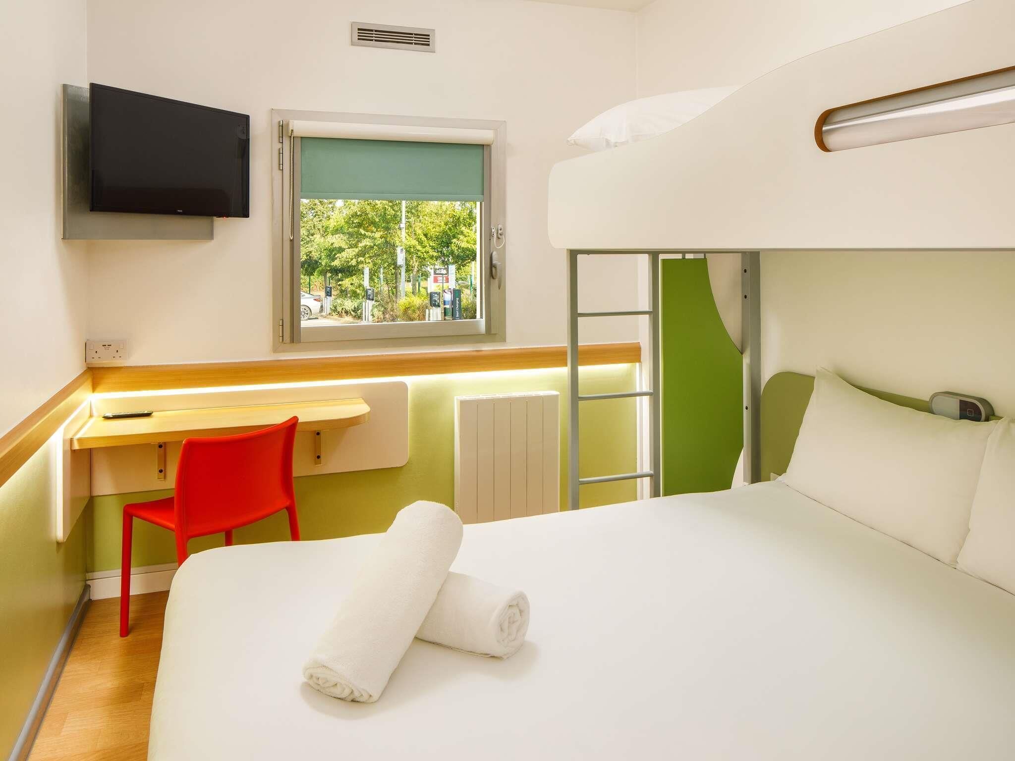 Triple Room, Multiple Beds | Desk, free cribs/infant beds, free WiFi, bed sheets