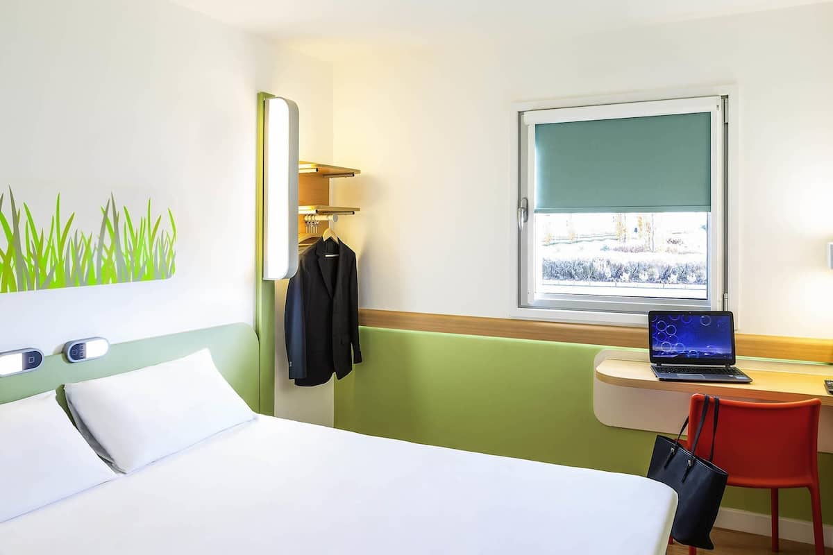 Double Room | Desk, cribs (free), WiFi (free), bed sheets